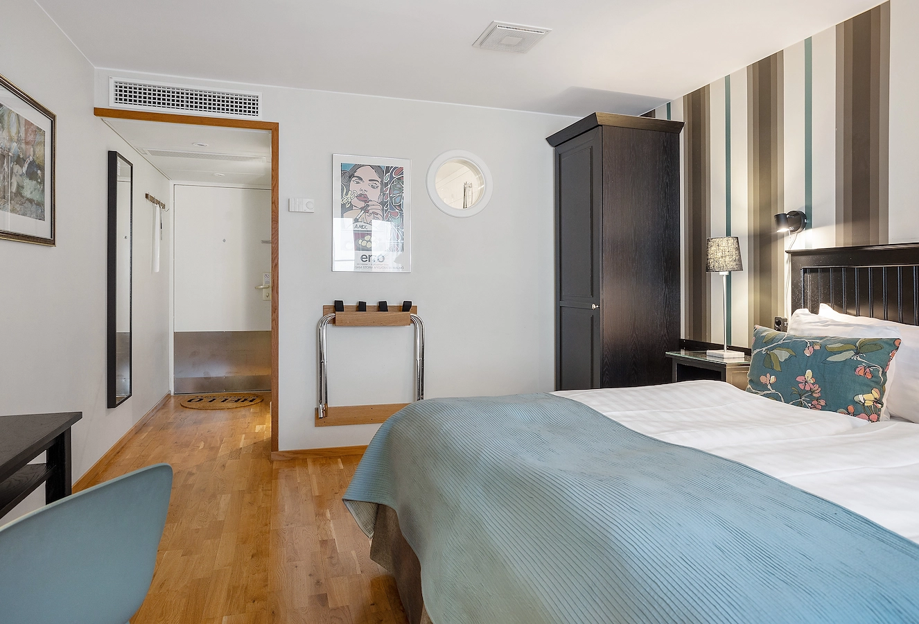 Säng i deluxerum på Hotel Noble House