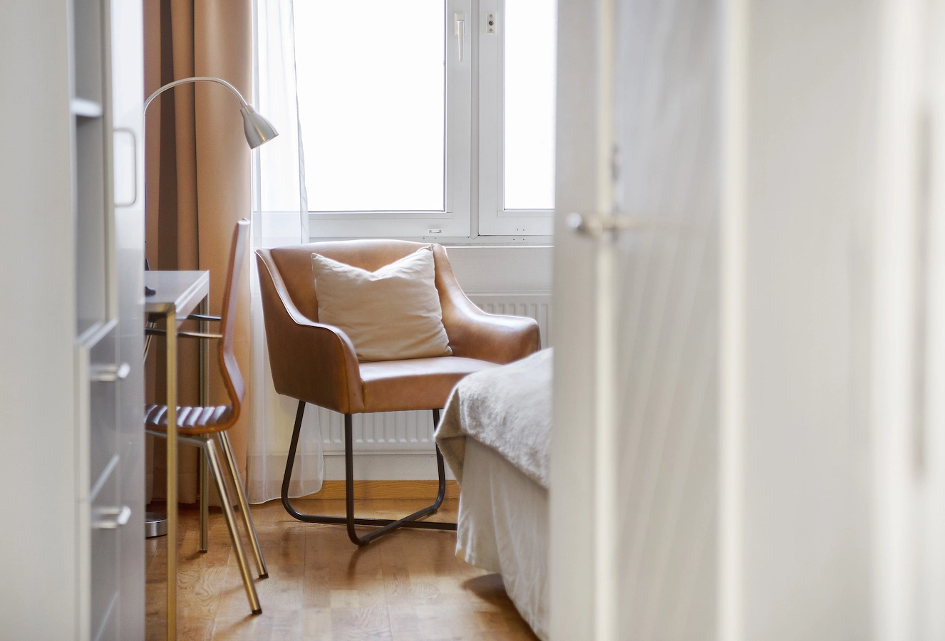 Fåtölj i ekonomirum på Hotel Noble House