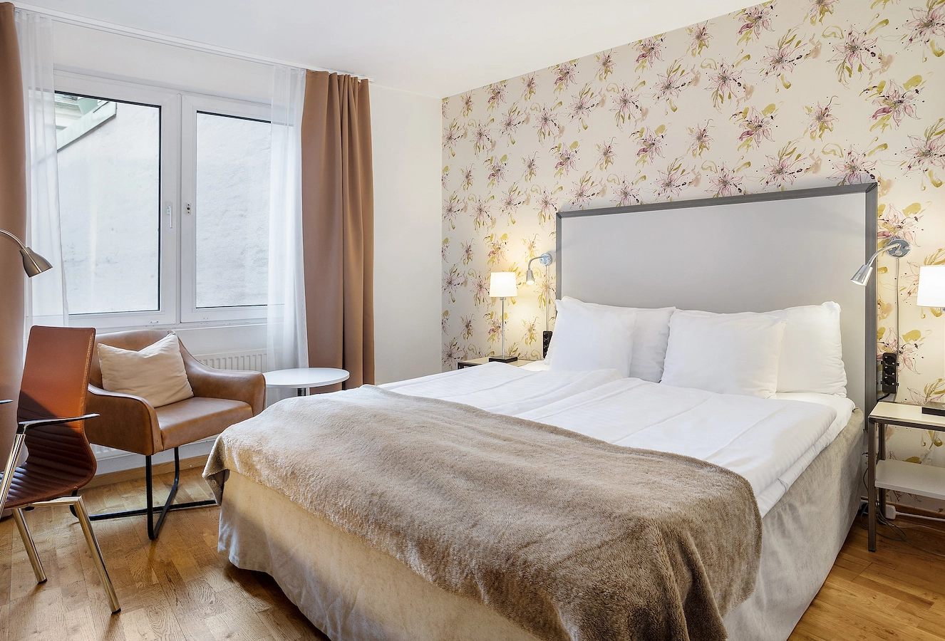 Säng i ekonomirum på Hotel Noble House