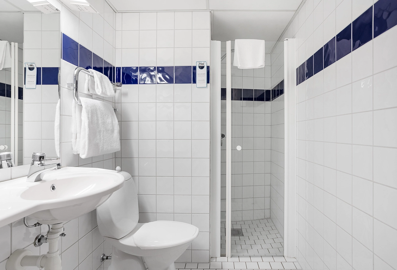 Badrum i ekonomirum på Hotel Noble House