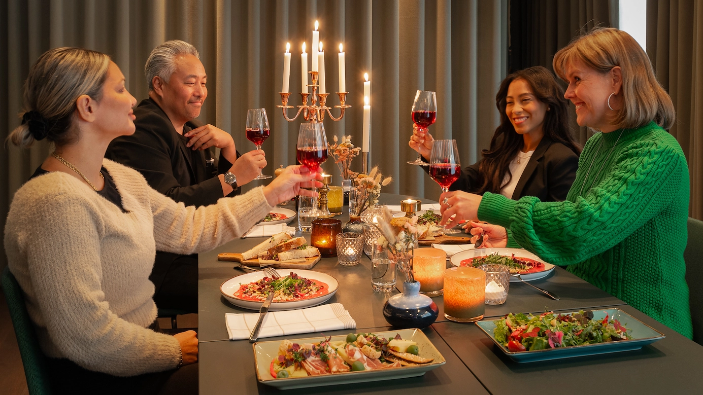 Personer som äter och skålar på Hotel Noble House